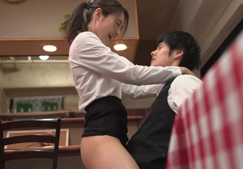 Cậu trai trẻ nắc đồng nghiệp nữ làm chung công ty có chồng nhưng ông xã “yếu”